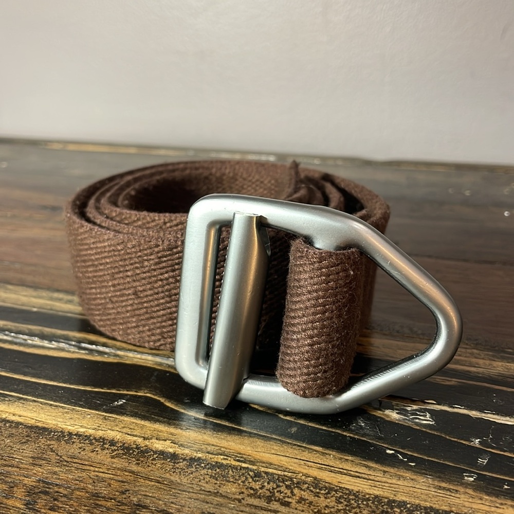Cabelas chocolate brown men’s belt 46.25” long x 1.5” wide.  Super Adjustable!